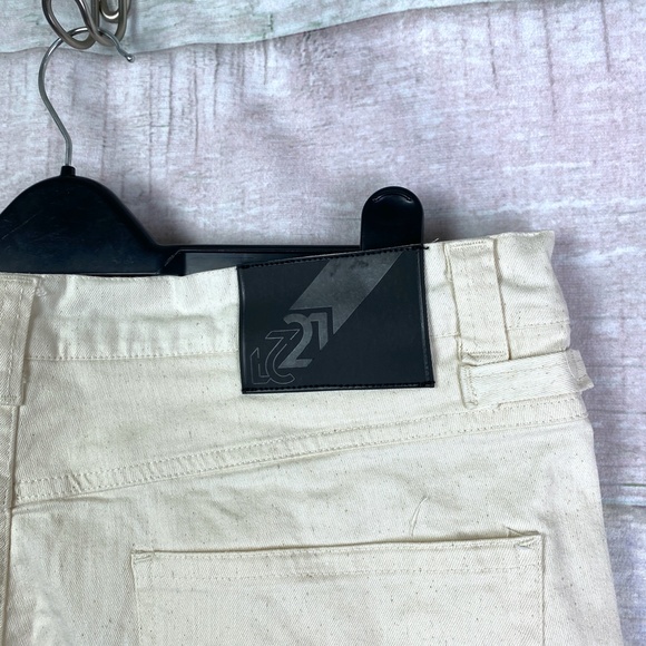 TWENTYONE MEN Double Front Pocket Shorts in Cream - Picture 4 of 6